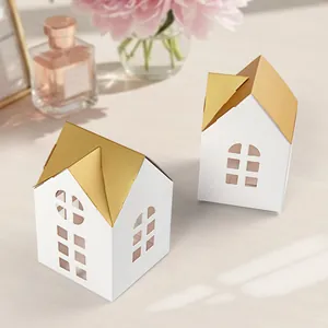 Elegantes cajas de regalo con forma de casa dorada y ventanas recortadas para dulces
