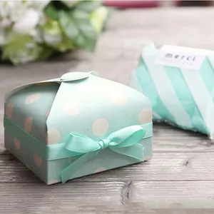 Muntgroene geschenkdoos met stippen en lint voor bruiloften en kleine traktaties