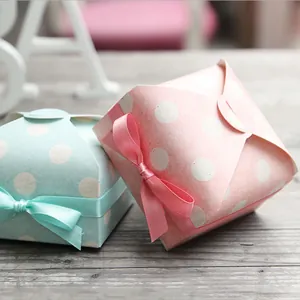 Vierkante retro geschenkdoos met stippen en lint in lichtblauw en roze kleuren