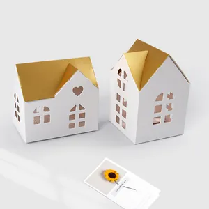 Caja de regalo creativa con forma de casa dorada con ventana hueca y diseño de corazón