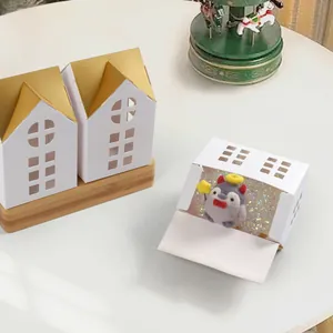 Caja de regalo creativa con forma de casa blanca y dorada con ventanas huecas