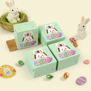 Scatole regalo quadrate verdi di Pasqua con pois e illustrazioni di coniglietto e uova