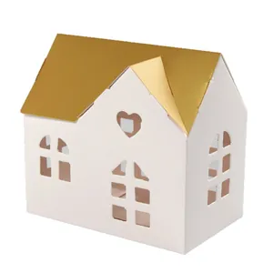 Elegante caja de regalo con forma de casa con techo dorado y recorte de corazón