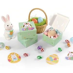 Scatole regalo quadrate di Pasqua con pois verdi e simpatici motivi a coniglietto