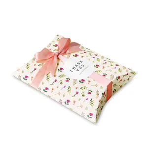 Scatola regalo a cuscino floreale con nastro di seta rosa e adesivo grazie per dolci
