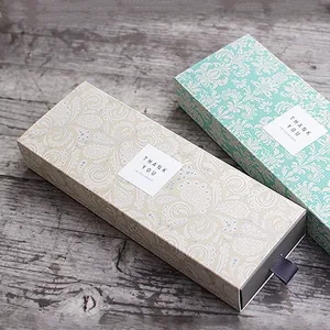 Klassieke rechthoekige geschenkdozen met vintage patronen en bedanklabels voor cadeaus
