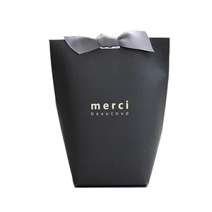 Sac cadeau noir mat premium avec nœud en satin gris et lettrage doré merci beaucoup