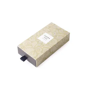 Dettaglio scatola regalo a cassetto con motivo paisley, nastro blu e scritta di grazie
