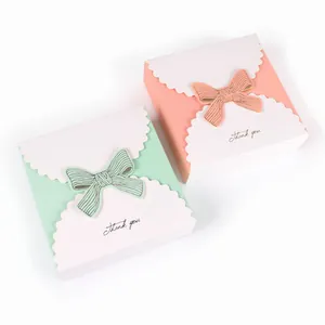 Boîtes cadeaux carrées élégantes avec nœud et imprimé Thank You en vert menthe et rose