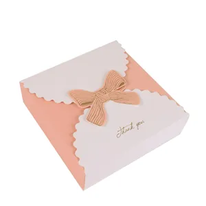 Boîte cadeau élégante rose et blanche avec nœud en papier et lettrage doré Thank You