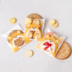 Vista detallada de bolsas pequeñas transparentes para galletas con dibujos de hámster