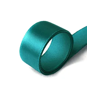 Rotolo di nastro di raso verde acqua con texture setosa per regali e artigianato