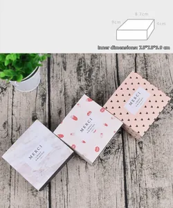 Marmorierte Geschenkbox mit Erdbeermuster und 7,5x7,5x3,9cm Innenmaßen im Set
