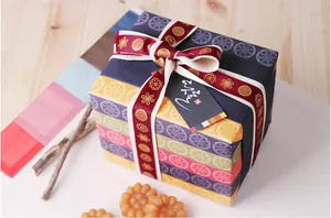 Detail von 15mm festlichem Band mit Goldmuster auf bunter koreanischer Geschenkbox