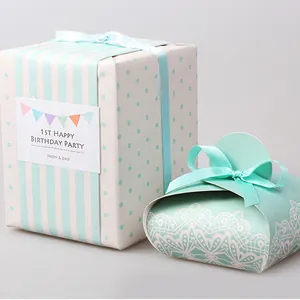 Eleganti scatole regalo blu menta con motivi in pizzo bianco e nastri in raso abbinati