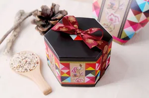 Nahaufnahme eines 15mm goldgeprägten Polyesterbands auf einer sechseckigen Geschenkbox