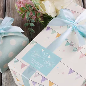 Nastro di raso blu cielo su una confezione regalo decorativa per il primo compleanno