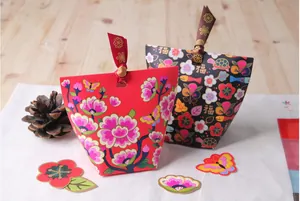 Detail von 15mm Geschenkboxen mit Bandgriffen und traditionellem Blumenmuster