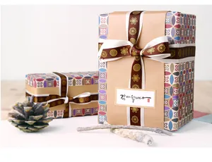Detailansicht von Polyester-Satinband mit Goldfolien-Blumenmuster auf Geschenkbox