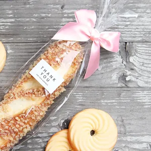 Vue détaillée d'un nœud en ruban de soie rose noué à la main sur un sachet cadeau