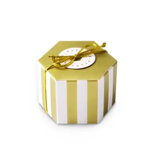 Boîte cadeau hexagonale à rayures dorées et blanches avec nœud et étiquette