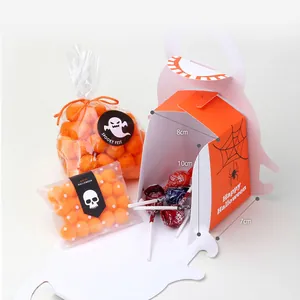 Detail der Halloween Kürbis-Geschenkbox mit Spinnennetzmuster und Maßen von 8cm x 10cm