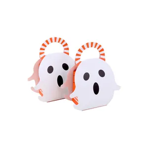 Detailansicht der Halloween Geschenktüten mit Geistermotiv und leuchtend orangen Akzenten