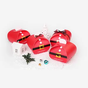 Scatole regalo rosse stile Babbo Natale con testo Merry Christmas e nastri festivi
