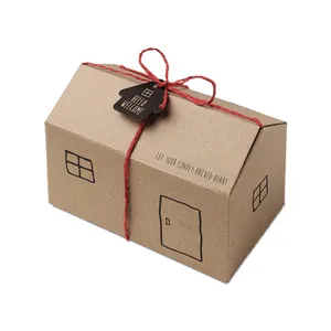 Scatola regalo in carta kraft a forma di casa con cordoncino rosso ed etichetta per dolci