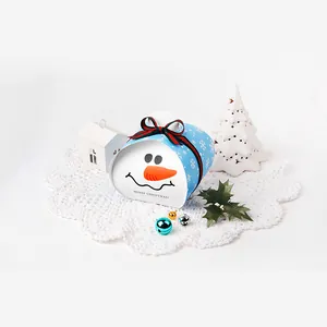 Dettaglio della scatola regalo di Natale tonda con pupazzo di neve e nastro a righe