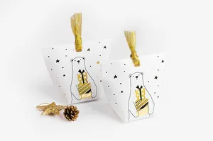 Détail boîte cadeau de Noël blanche avec ours polaire doré et ruban élégant