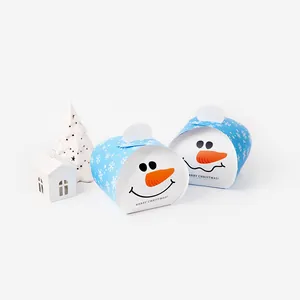 Dettaglio della confezione regalo blu con pupazzo di neve e scritte di Buon Natale