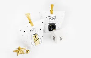 Détail de boîtes cadeaux oreiller blanches avec ours doré et inscription Merci