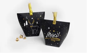 Détail de la boîte cadeau noire mate avec renne doré et texte Merci pour les cadeaux