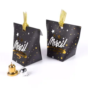 Pochette cadeau noire et dorée élégante avec texte Merci, ruban doré et petites clochettes