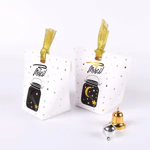 Sacs cadeaux blancs avec motifs étoiles dorées et anses en ruban doré brillant