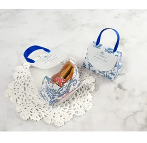Mini boîte cadeau en forme de sac à main avec motif damassé bleu et rouge à lèvres