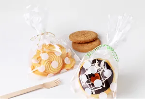 Detailansicht klarer Geschenkbeutel mit weißen Punkten und Baumwollschnüren