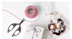 Detail von zweifarbigem Baumwollgarn, Punkt-Geschenktüten und Anhängern für DIY-Verpackungen