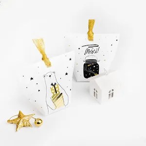 Boîtes cadeaux de Noël style coréen avec motifs d'ours et poignées en ruban doré