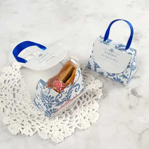 Mini boîte cadeau bleue à motif vintage avec poignée en soie pour rouge à lèvres