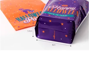 Details der Halloween-Kekstüten mit Kürbis- und Katzenprints in Lila und Orange