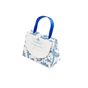Mini boîte cadeau à main avec motif damassé bleu foncé et anse en soie pour mariages