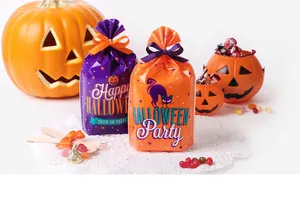 Detail von Halloween Süßigkeitentüten in lila und orange mit Seidenbändern und Drucken
