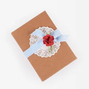 Caja de regalo kraft marrón con cinta a rayas azules de 2,5 cm y pequeña flor roja