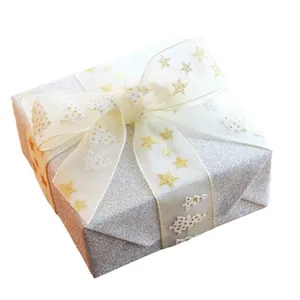 Silberne Glitzer-Geschenkbox mit 2,5 cm beige Weihnachtbaum und Stern Muster Organzaband