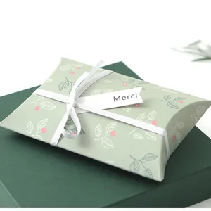 Grüne Kissen-Geschenkbox mit Blumenmuster, weißer Schleife und Merci-Anhänger für Schmuck