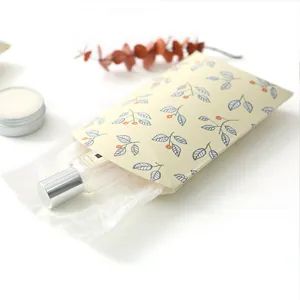 Elegante Geschenktüte aus Papier mit Blumenmuster und weißem Seidenpapier-Einsatz