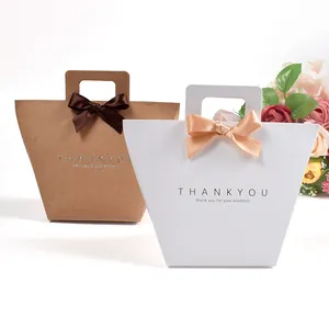 Elegante Geschenktüten in Braun und Weiß mit Schleifen und Thank You Goldprägung