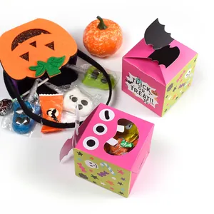 Λεπτομέρεια από κουτί γλυκών τέρας Halloween και τσόχινο καλάθι κολοκύθας με ντεκό
